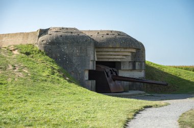 Alman Longues-sur-Mer bataryası (Batterie de Longues-sur-Mer) paslı bir top ile