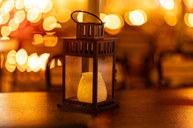 Masada hafifçe parlayan dekoratif fener.