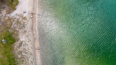 Kumsalın ve suyun havadan görünüşü