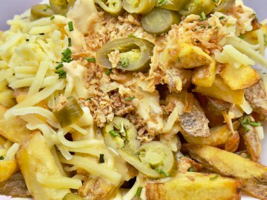 Peynirli jalapeno ve soslu kızarmış patates.