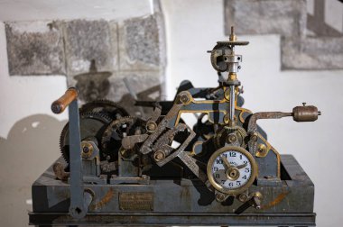 Llivya ya da Livia Kilisesi 'ndeki eski el yapımı bir kule saatinin ayrıntıları.