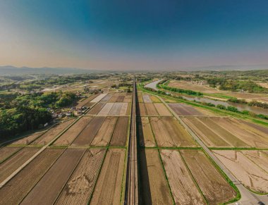 Tarımsal tarlaların ve nehrin havadan görünüşü