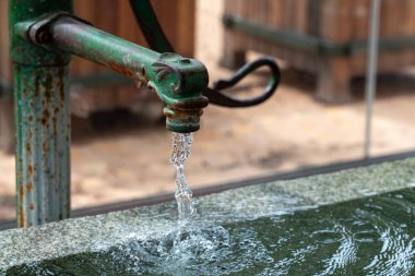 Paslı su pompası temiz su döküyor