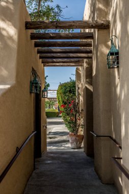 Dışarıya açılan iki duvar arasındaki dar yol.