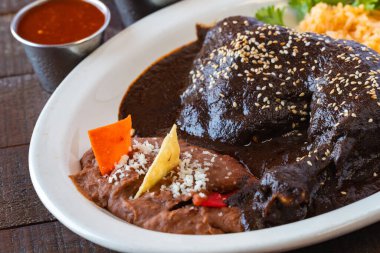 Lezzetli bir tabak tavuk ve fasulye.