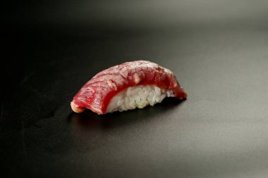 Kırmızı balıklı tek parça suşi.