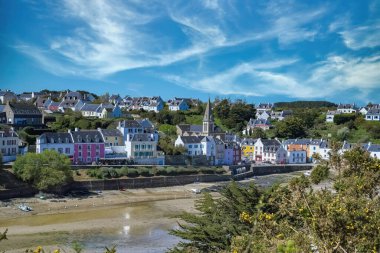 Sauzon Brittany 'de, botları ve deniz feneri olan tipik bir liman.
