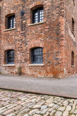 Pencereli Viktorya dönemi kırmızı tuğla deposu, Gloucester 'daki tarihi limanlar..