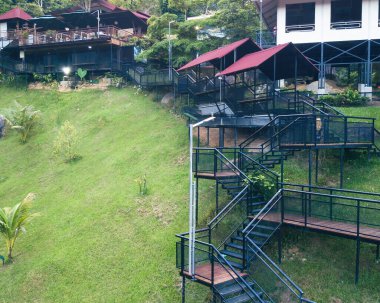 Lenggong 'daki Kuak Hill Resort' taki göz kamaştırıcı kamp alanları..