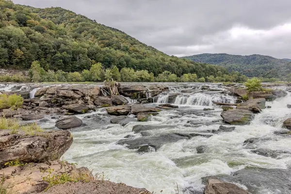Cascading Falls ile Geniş Nehir Manzarası