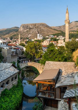 Bosna-Hersek 'in Mostar Eski Kasabası' ndan güzel bir nehir akıyor