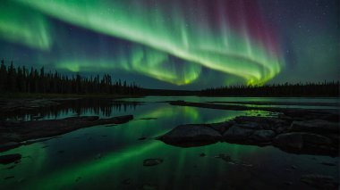 Kuzey gökyüzü Aurora Borealis, Kuzey ışıkları ve gölle dolu. 