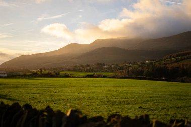 Yeşil tepeler ve dağlarla kaplı güzel bir manzara..
