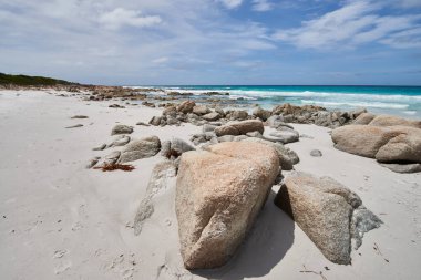 Büyük taşları ve turkuaz suyu olan Rocky plajı..