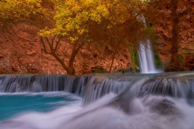 Şelale sakin mavi bir havuza dökülüyor..
