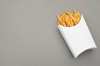 Beyaz kabın içinde kızarmış patates kızartması.