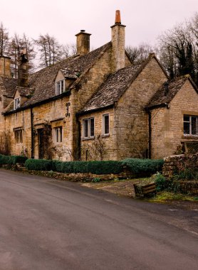 Gloucestershire 'daki İngiliz Cotswold köyü Snowshill' deki kulübeler..