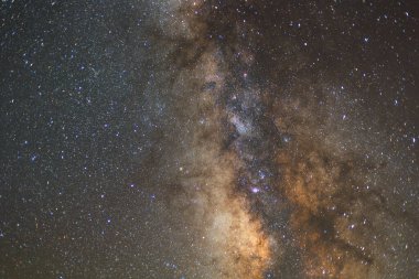 Parlak yıldızlar ve galaksilerle dolu yıldızlı gece gökyüzü