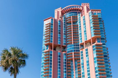 Açık mavi gökyüzüne karşı yüksek modern bina