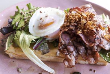 Pastırma, avokado ve yumurtalı lezzetli sandviç.