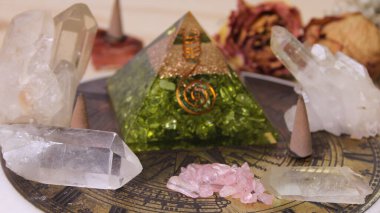 Piramidin etrafına dizilmiş çeşitli kristaller