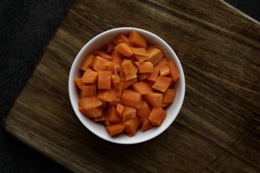 İçi doğranmış turuncu havuçlarla dolu bir kase.