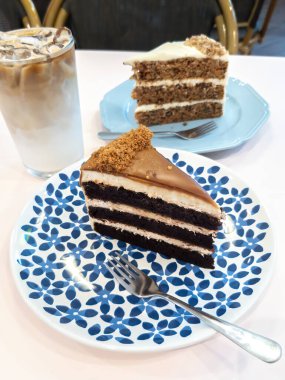 Çay saati için kırmızı kadife ve havuçlu kek ve buzlu latte..