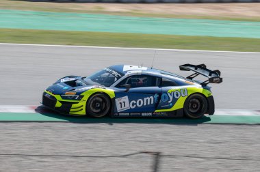 Audi R8 LMS GT3 EVO II Barcelona Katalunya pistinde Fanatec GT World 'de mavi ve sarı