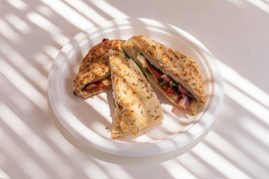 İtalyan sandviçleri fırında pizza hamuruyla yapılır, sıklıkla panuozzo ya da Focaccina olarak adlandırılır..