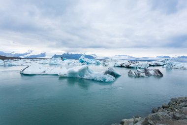 Jokulsarlon Buzul Gölü, İzlanda. Suda yüzen buzdağları. İzlanda manzarası