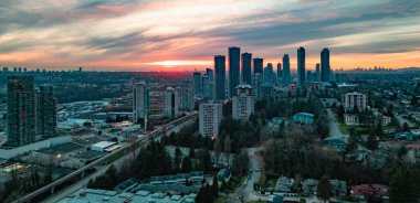 Burnaby, Vancouver, BC, Kanada 'daki apartmanlar. Hava Günbatımı Gökyüzü.