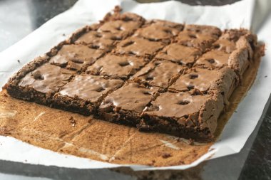 Parşömen kağıdına dilimlenmiş çikolatalı brownie.
