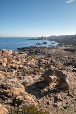 Kaya sahili ve Akdeniz 'i gösteren deniz manzarası Katalonya' da Costa Brava 'da Cap de Creus Cape' de Paratge de Tudela adlı bir yerde.