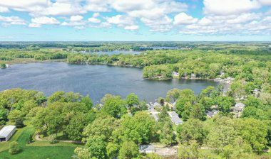 Yeşil ağaçların ve gölün havadan görünüşü