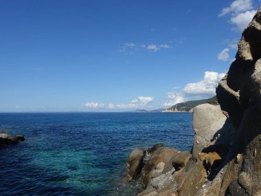 Açık mavi okyanusa bakan Rocky sahili.