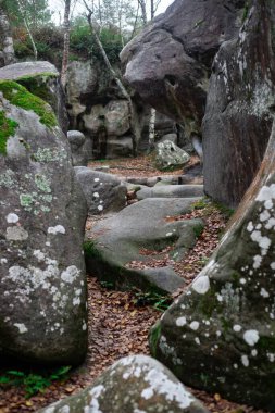 Büyük kayalarla çevrili kayalık bir patika.
