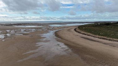 Kumsal sakin su boyunca kıvrılıyor