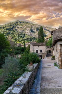 Fransa 'da Saint-Guilhem-le-Desert, köy manzarası, tipik sokak ve evler