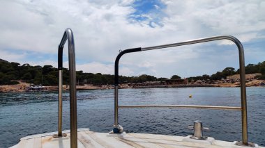 Tekneden sakin suya doğru bak