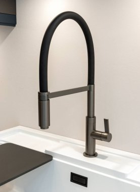 Esnek siyah hortumlu modern mutfak musluğu