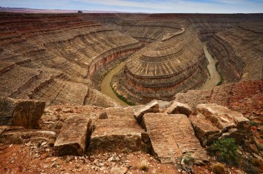 San Juan Nehri, Muley Point 'ten izlenen kırmızı kaya kanyonundan derin ve dolambaçlı bir kaz oyuyor..