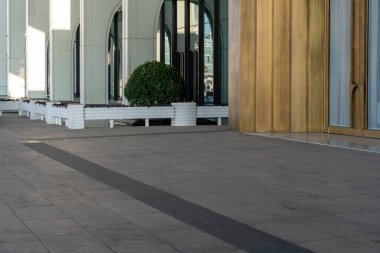 Şehir merkezindeki modern binaların önünde boş beton zemin.. 