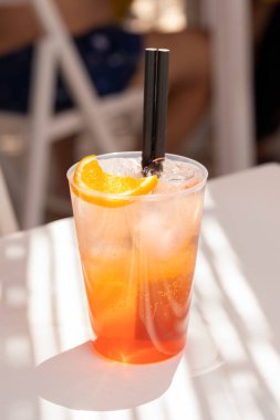 Portakallı, berrak bardakta içecek.