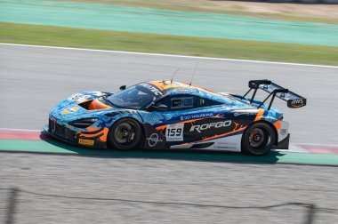McLaren 720S GT3 EVO Barcelona Katalunya pistindeki Fanatec GT World 'de renklerle