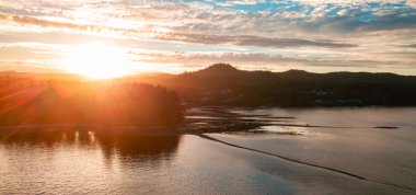 Pasifik Okyanusu 'nun batı kıyısındaki küçük bir kasabada dramatik bir gün batımı. Hardy Limanı, Vancouver Adası, BC, Kanada.
