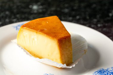 Tabakta lezzetli peynir dilimi