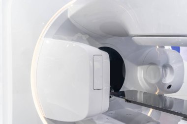 Detaylı modern MR tıbbi aygıtının görünümünü kapat.