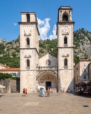 Kotor, Karadağ - Ağustos 2023: Güzel Kotor Katedrali önünde duran bir grup insan