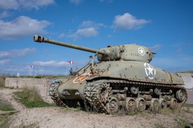 T23 taretli bir M4 Sherman M4A1 (76) W HVSS orta tankı ön görünümü