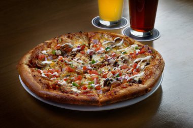 Sebze ve etle kaplı pizza.